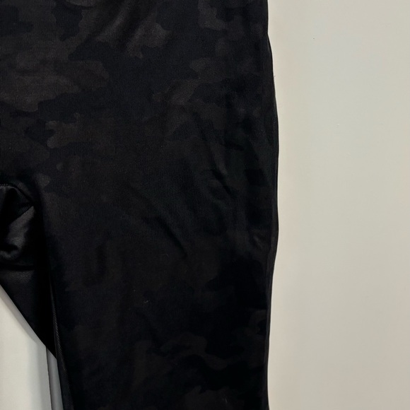 Spanx Faux Leather Camo Leggings Matte Black Combo Women’s Size Medium - Picture 3 of 8